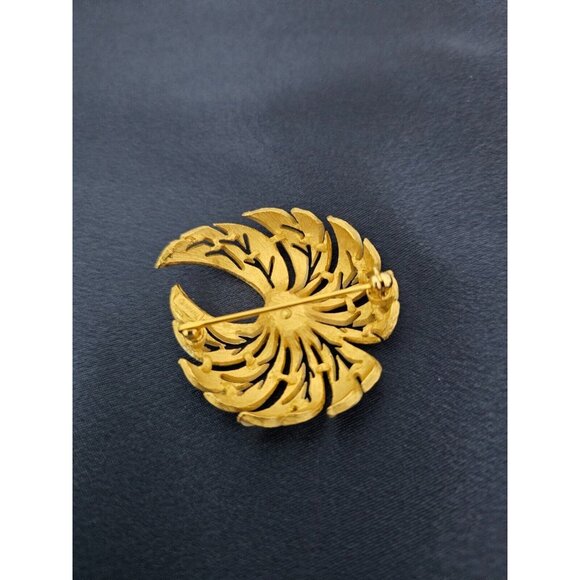 Women's Brooch Designer Trifari Signed Pin White Enamel Gold Tone Vintage Swirl - Picture 2 of 3